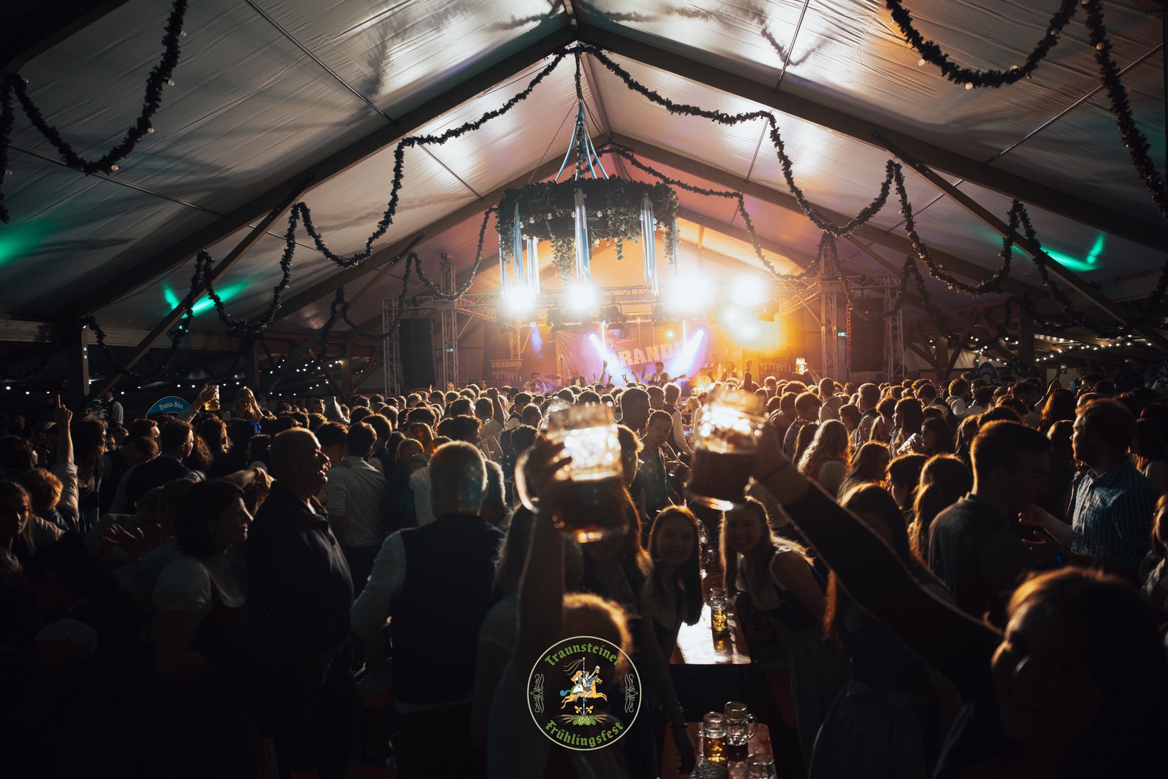 Frühlingsfest Traunstein bei Nacht im Festzelt